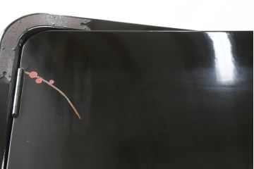 中古　香川漆器　蒔絵入り　黒漆塗り　梅の花の図柄がお部屋を華やかに彩る桐箪笥(桐たんす、着物箪笥、衣装箪笥、収納箪笥、引き出し)(定価推定約150万円)(R-077371)