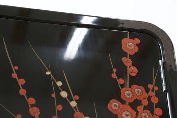 中古　香川漆器　蒔絵入り　黒漆塗り　梅の花の図柄がお部屋を華やかに彩る桐箪笥(桐たんす、着物箪笥、衣装箪笥、収納箪笥、引き出し)(定価推定約150万円)(R-077371)