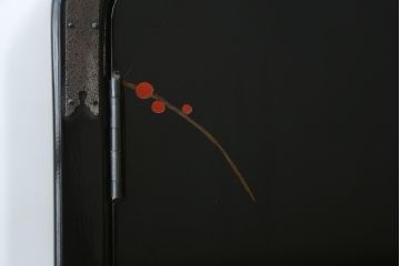 中古　香川漆器　蒔絵入り　黒漆塗り　梅の花の図柄がお部屋を華やかに彩る桐箪笥(桐たんす、着物箪笥、衣装箪笥、収納箪笥、引き出し)(定価推定約150万円)(R-077371)