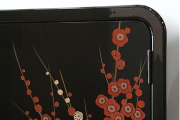 中古　香川漆器　蒔絵入り　黒漆塗り　梅の花の図柄がお部屋を華やかに彩る桐箪笥(桐たんす、着物箪笥、衣装箪笥、収納箪笥、引き出し)(定価推定約150万円)(R-077371)