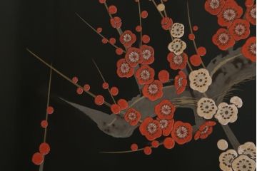 中古　香川漆器　蒔絵入り　黒漆塗り　梅の花の図柄がお部屋を華やかに彩る桐箪笥(桐たんす、着物箪笥、衣装箪笥、収納箪笥、引き出し)(定価推定約150万円)(R-077371)