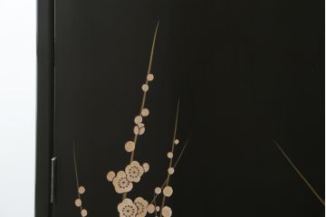 中古　香川漆器　蒔絵入り　黒漆塗り　梅の花の図柄がお部屋を華やかに彩る桐箪笥(桐たんす、着物箪笥、衣装箪笥、収納箪笥、引き出し)(定価推定約150万円)(R-077371)
