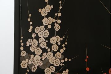 中古　香川漆器　蒔絵入り　黒漆塗り　梅の花の図柄がお部屋を華やかに彩る桐箪笥(桐たんす、着物箪笥、衣装箪笥、収納箪笥、引き出し)(定価推定約150万円)(R-077371)