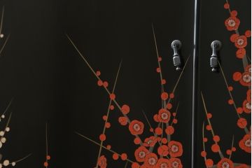中古　香川漆器　蒔絵入り　黒漆塗り　梅の花の図柄がお部屋を華やかに彩る桐箪笥(桐たんす、着物箪笥、衣装箪笥、収納箪笥、引き出し)(定価推定約150万円)(R-077371)