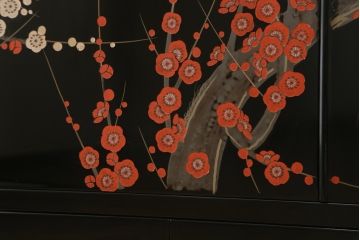 中古　香川漆器　蒔絵入り　黒漆塗り　梅の花の図柄がお部屋を華やかに彩る桐箪笥(桐たんす、着物箪笥、衣装箪笥、収納箪笥、引き出し)(定価推定約150万円)(R-077371)