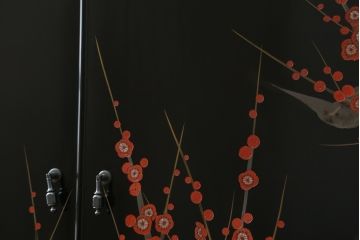 中古　香川漆器　蒔絵入り　黒漆塗り　梅の花の図柄がお部屋を華やかに彩る桐箪笥(桐たんす、着物箪笥、衣装箪笥、収納箪笥、引き出し)(定価推定約150万円)(R-077371)