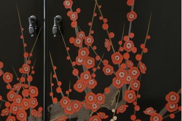 中古　香川漆器　蒔絵入り　黒漆塗り　梅の花の図柄がお部屋を華やかに彩る桐箪笥(桐たんす、着物箪笥、衣装箪笥、収納箪笥、引き出し)(定価推定約150万円)(R-077371)