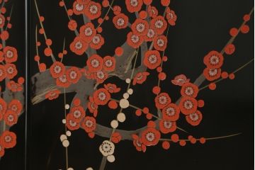 中古　香川漆器　蒔絵入り　黒漆塗り　梅の花の図柄がお部屋を華やかに彩る桐箪笥(桐たんす、着物箪笥、衣装箪笥、収納箪笥、引き出し)(定価推定約150万円)(R-077371)