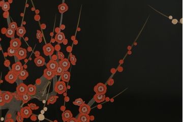 中古　香川漆器　蒔絵入り　黒漆塗り　梅の花の図柄がお部屋を華やかに彩る桐箪笥(桐たんす、着物箪笥、衣装箪笥、収納箪笥、引き出し)(定価推定約150万円)(R-077371)