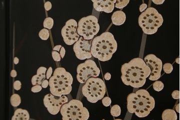中古　香川漆器　蒔絵入り　黒漆塗り　梅の花の図柄がお部屋を華やかに彩る桐箪笥(桐たんす、着物箪笥、衣装箪笥、収納箪笥、引き出し)(定価推定約150万円)(R-077371)