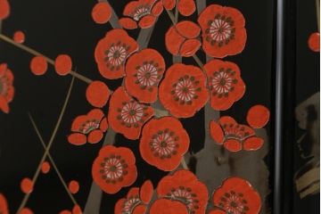 中古　香川漆器　蒔絵入り　黒漆塗り　梅の花の図柄がお部屋を華やかに彩る桐箪笥(桐たんす、着物箪笥、衣装箪笥、収納箪笥、引き出し)(定価推定約150万円)(R-077371)