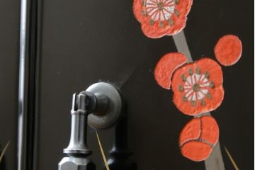 中古　香川漆器　蒔絵入り　黒漆塗り　梅の花の図柄がお部屋を華やかに彩る桐箪笥(桐たんす、着物箪笥、衣装箪笥、収納箪笥、引き出し)(定価推定約150万円)(R-077371)