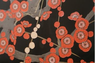 中古　香川漆器　蒔絵入り　黒漆塗り　梅の花の図柄がお部屋を華やかに彩る桐箪笥(桐たんす、着物箪笥、衣装箪笥、収納箪笥、引き出し)(定価推定約150万円)(R-077371)