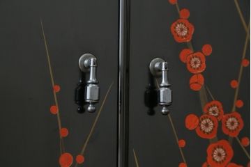 中古　香川漆器　蒔絵入り　黒漆塗り　梅の花の図柄がお部屋を華やかに彩る桐箪笥(桐たんす、着物箪笥、衣装箪笥、収納箪笥、引き出し)(定価推定約150万円)(R-077371)
