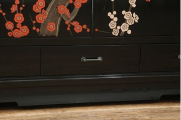 中古　香川漆器　蒔絵入り　黒漆塗り　梅の花の図柄がお部屋を華やかに彩る桐箪笥(桐たんす、着物箪笥、衣装箪笥、収納箪笥、引き出し)(定価推定約150万円)(R-077371)
