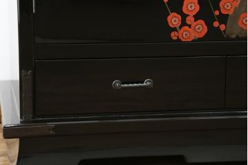 中古　香川漆器　蒔絵入り　黒漆塗り　梅の花の図柄がお部屋を華やかに彩る桐箪笥(桐たんす、着物箪笥、衣装箪笥、収納箪笥、引き出し)(定価推定約150万円)(R-077371)