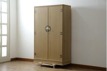 中古　伝統工芸品　伝統工芸士 加藤隆康作　扇・桜・松竹梅がデザインされた金具が華やかな春日部桐箪笥　(R-077372)