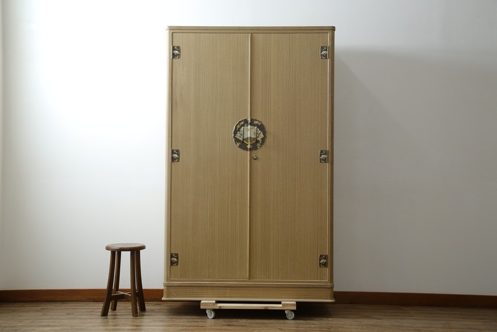 中古　伝統工芸品　伝統工芸士 加藤隆康作　扇・桜・松竹梅がデザインされた金具が華やかな春日部桐箪笥　(R-077372)