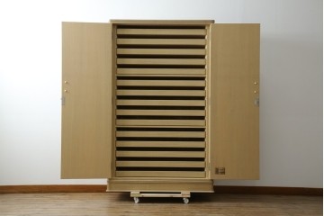 中古　伝統工芸品　伝統工芸士 加藤隆康作　扇・桜・松竹梅がデザインされた金具が華やかな春日部桐箪笥　(R-077372)