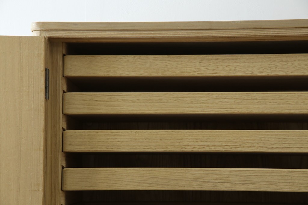 中古　伝統工芸品　伝統工芸士 加藤隆康作　扇・桜・松竹梅がデザインされた金具が華やかな春日部桐箪笥　(R-077372)