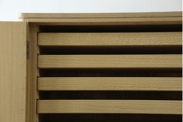 中古　伝統工芸品　伝統工芸士 加藤隆康作　扇・桜・松竹梅がデザインされた金具が華やかな春日部桐箪笥　(R-077372)