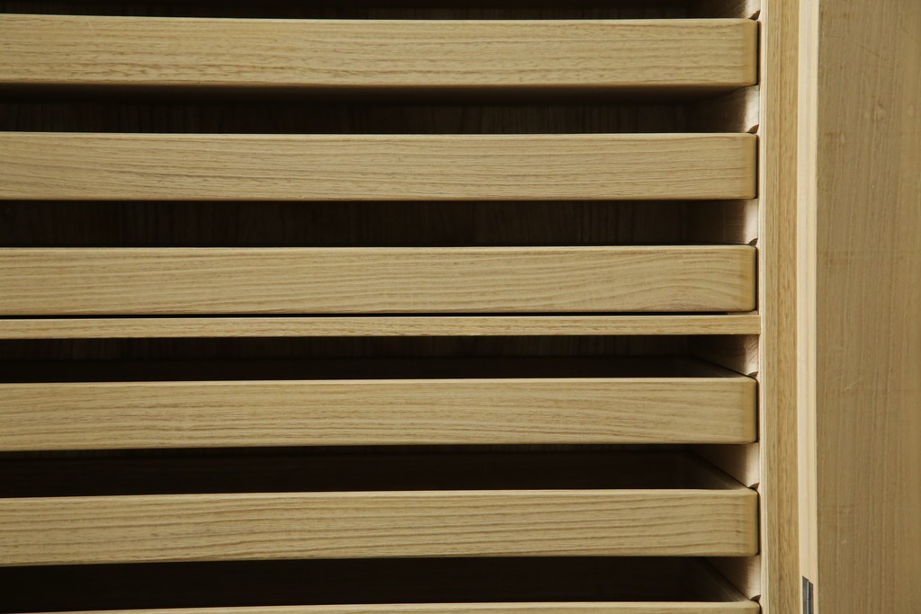 中古　伝統工芸品　伝統工芸士 加藤隆康作　扇・桜・松竹梅がデザインされた金具が華やかな春日部桐箪笥　(R-077372)