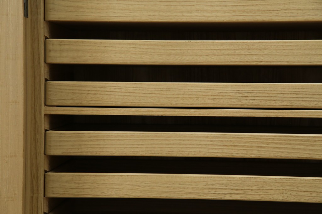 中古　伝統工芸品　伝統工芸士 加藤隆康作　扇・桜・松竹梅がデザインされた金具が華やかな春日部桐箪笥　(R-077372)