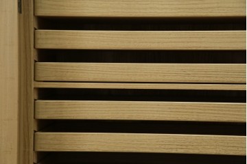 中古　伝統工芸品　伝統工芸士 加藤隆康作　扇・桜・松竹梅がデザインされた金具が華やかな春日部桐箪笥　(R-077372)