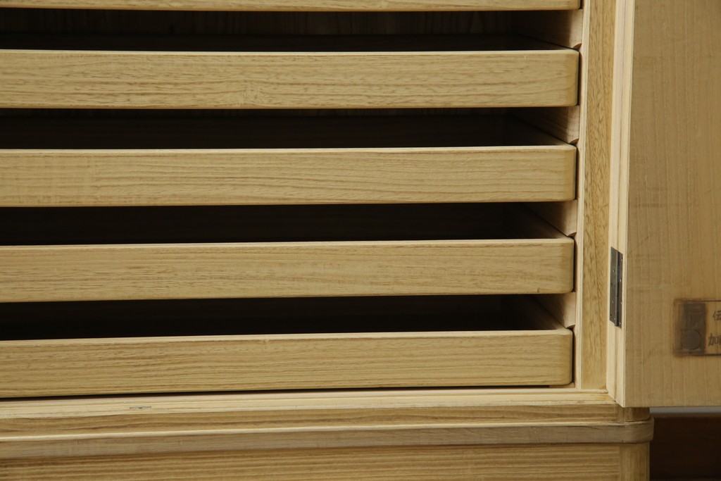 中古　伝統工芸品　伝統工芸士 加藤隆康作　扇・桜・松竹梅がデザインされた金具が華やかな春日部桐箪笥　(R-077372)