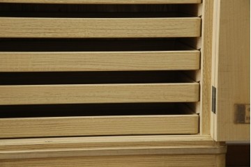 中古　伝統工芸品　伝統工芸士 加藤隆康作　扇・桜・松竹梅がデザインされた金具が華やかな春日部桐箪笥　(R-077372)