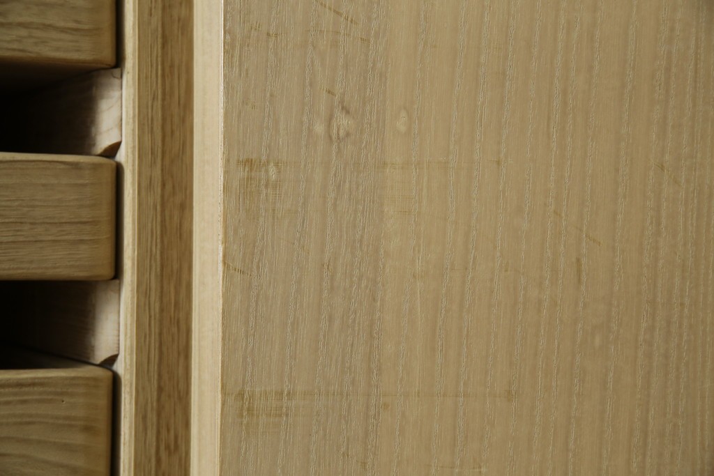 中古　伝統工芸品　伝統工芸士 加藤隆康作　扇・桜・松竹梅がデザインされた金具が華やかな春日部桐箪笥　(R-077372)