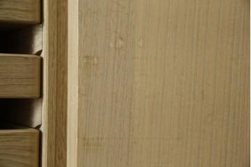 中古　伝統工芸品　伝統工芸士 加藤隆康作　扇・桜・松竹梅がデザインされた金具が華やかな春日部桐箪笥　(R-077372)