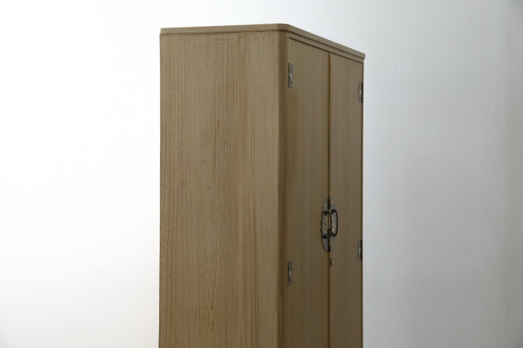 中古　伝統工芸品　伝統工芸士 加藤隆康作　扇・桜・松竹梅がデザインされた金具が華やかな春日部桐箪笥　(R-077372)