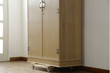 中古　伝統工芸品　伝統工芸士 加藤隆康作　扇・桜・松竹梅がデザインされた金具が華やかな春日部桐箪笥　(R-077372)