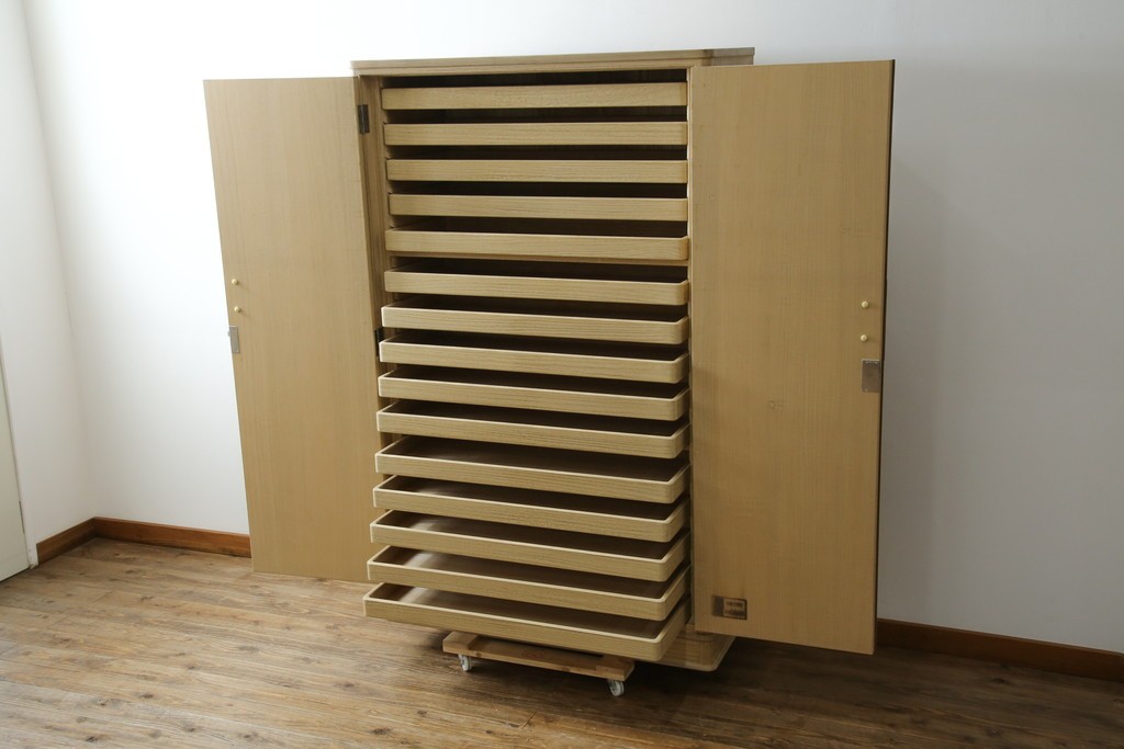 中古　伝統工芸品　伝統工芸士 加藤隆康作　扇・桜・松竹梅がデザインされた金具が華やかな春日部桐箪笥　(R-077372)