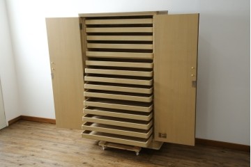 中古　伝統工芸品　伝統工芸士 加藤隆康作　扇・桜・松竹梅がデザインされた金具が華やかな春日部桐箪笥　(R-077372)