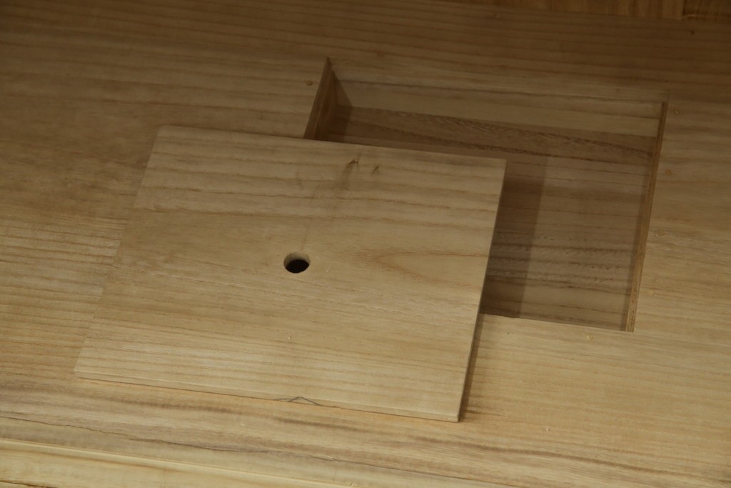 中古　伝統工芸品　伝統工芸士 加藤隆康作　扇・桜・松竹梅がデザインされた金具が華やかな春日部桐箪笥　(R-077372)