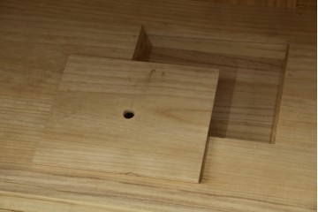 中古　伝統工芸品　伝統工芸士 加藤隆康作　扇・桜・松竹梅がデザインされた金具が華やかな春日部桐箪笥　(R-077372)