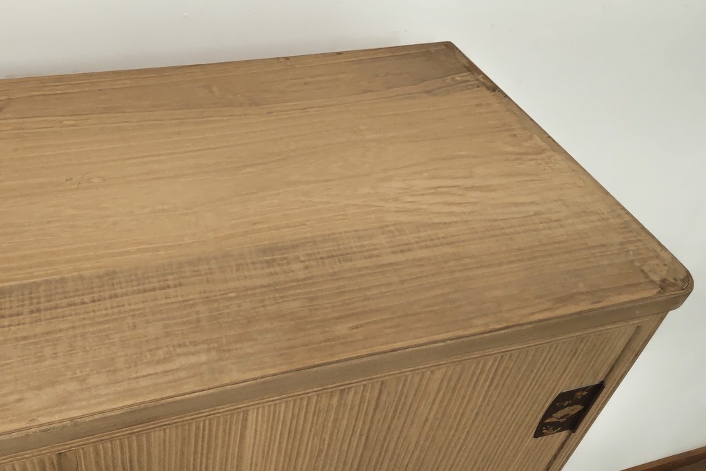 中古　伝統工芸品　伝統工芸士 加藤隆康作　扇・桜・松竹梅がデザインされた金具が華やかな春日部桐箪笥　(R-077372)