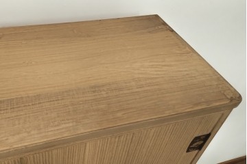 中古　伝統工芸品　伝統工芸士 加藤隆康作　扇・桜・松竹梅がデザインされた金具が華やかな春日部桐箪笥　(R-077372)