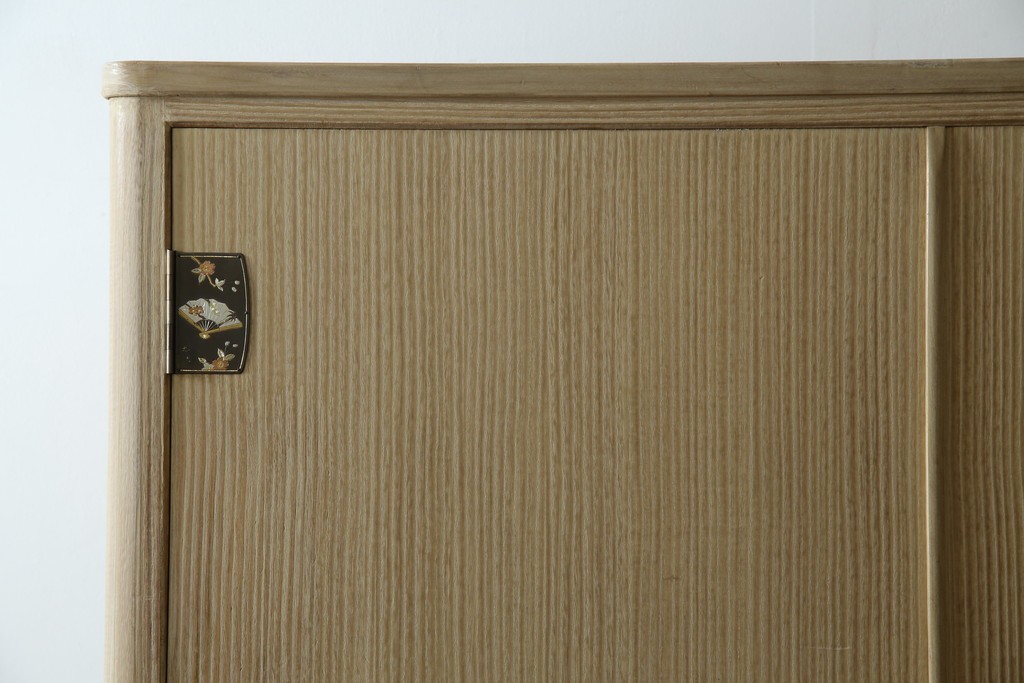 中古　伝統工芸品　伝統工芸士 加藤隆康作　扇・桜・松竹梅がデザインされた金具が華やかな春日部桐箪笥　(R-077372)