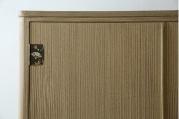 中古　伝統工芸品　伝統工芸士 加藤隆康作　扇・桜・松竹梅がデザインされた金具が華やかな春日部桐箪笥　(R-077372)