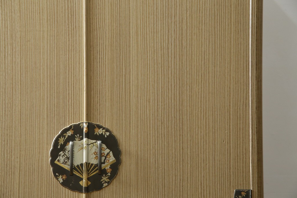 中古　伝統工芸品　伝統工芸士 加藤隆康作　扇・桜・松竹梅がデザインされた金具が華やかな春日部桐箪笥　(R-077372)