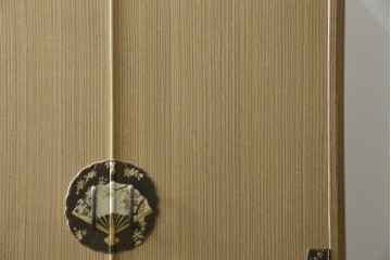 中古　伝統工芸品　伝統工芸士 加藤隆康作　扇・桜・松竹梅がデザインされた金具が華やかな春日部桐箪笥　(R-077372)