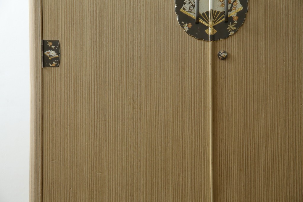 中古　伝統工芸品　伝統工芸士 加藤隆康作　扇・桜・松竹梅がデザインされた金具が華やかな春日部桐箪笥　(R-077372)