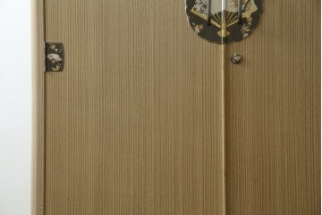 中古　伝統工芸品　伝統工芸士 加藤隆康作　扇・桜・松竹梅がデザインされた金具が華やかな春日部桐箪笥　(R-077372)