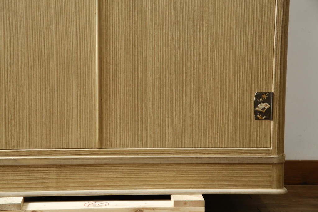 中古　伝統工芸品　伝統工芸士 加藤隆康作　扇・桜・松竹梅がデザインされた金具が華やかな春日部桐箪笥　(R-077372)