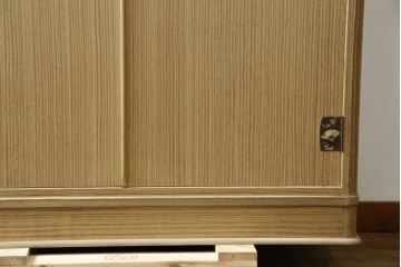 中古　伝統工芸品　伝統工芸士 加藤隆康作　扇・桜・松竹梅がデザインされた金具が華やかな春日部桐箪笥　(R-077372)