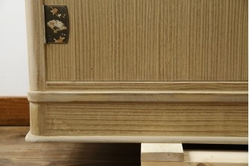 中古　伝統工芸品　伝統工芸士 加藤隆康作　扇・桜・松竹梅がデザインされた金具が華やかな春日部桐箪笥　(R-077372)