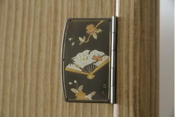 中古　伝統工芸品　伝統工芸士 加藤隆康作　扇・桜・松竹梅がデザインされた金具が華やかな春日部桐箪笥　(R-077372)